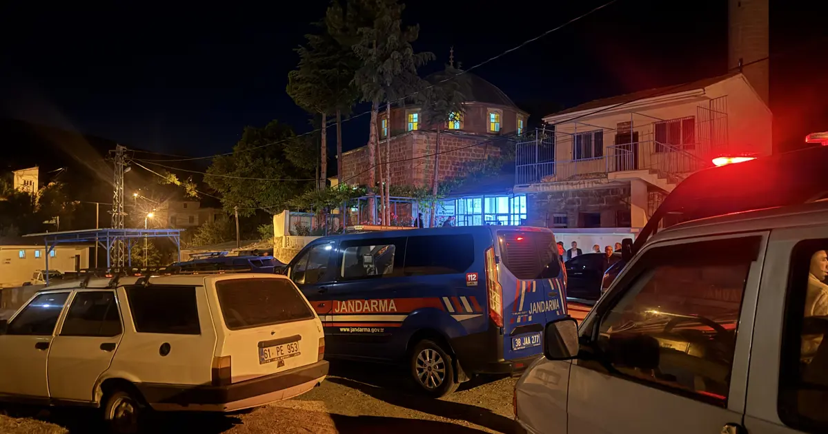 Cami avlusunda bıçaklı saldırı. İki kişi öldü