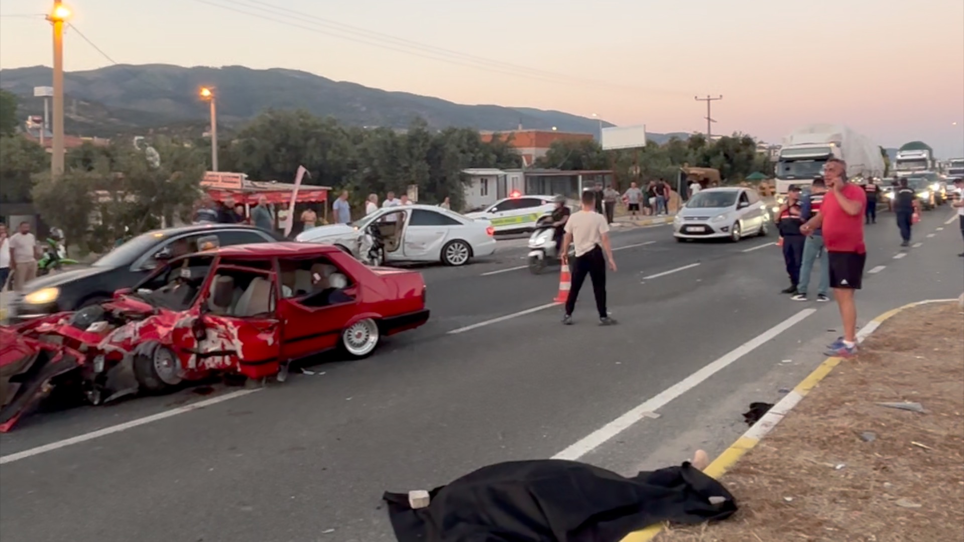 Balıkesir'de iki otomobilin çarpıştığı kazada 2 kişi öldü, 3 kişi ağır yaralandı