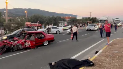 Balıkesir'de iki otomobilin çarpıştığı kazada 2 kişi öldü, 3 kişi ağır yaralandı
