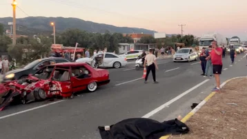 Balıkesir'de iki otomobilin çarpıştığı kazada 2 kişi öldü, 3 kişi ağır yaralandı