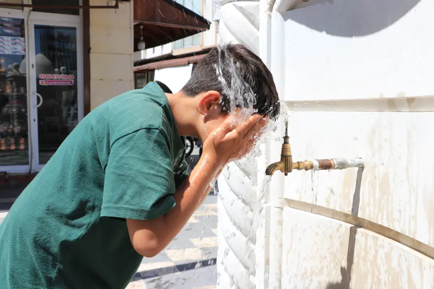 Kavurucu sıcaklara dikkat! Uzmanlardan uyarı. "Mecbur olmayan dışarı çıkmasın" 1