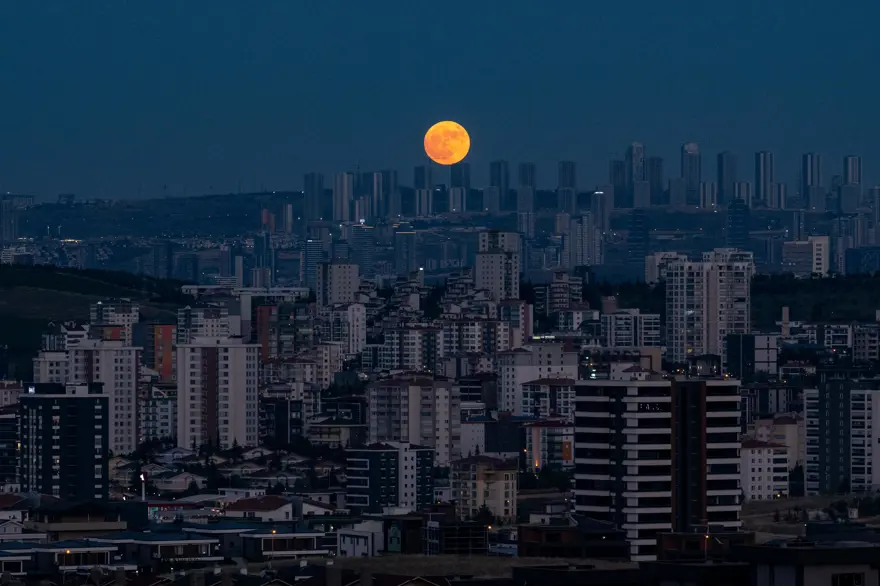 "Çilek Dolunayı" İstanbul manzarasıyla birleşti 1 "Çilek Dolunayı" İstanbul manzarasıyla birleşti 1