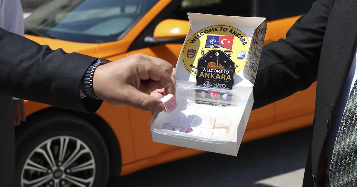 Ankara'da taksicilere NATO Zirvesi düzenlemesi: Kıyafetler değişti, lokumlar hazırlandı