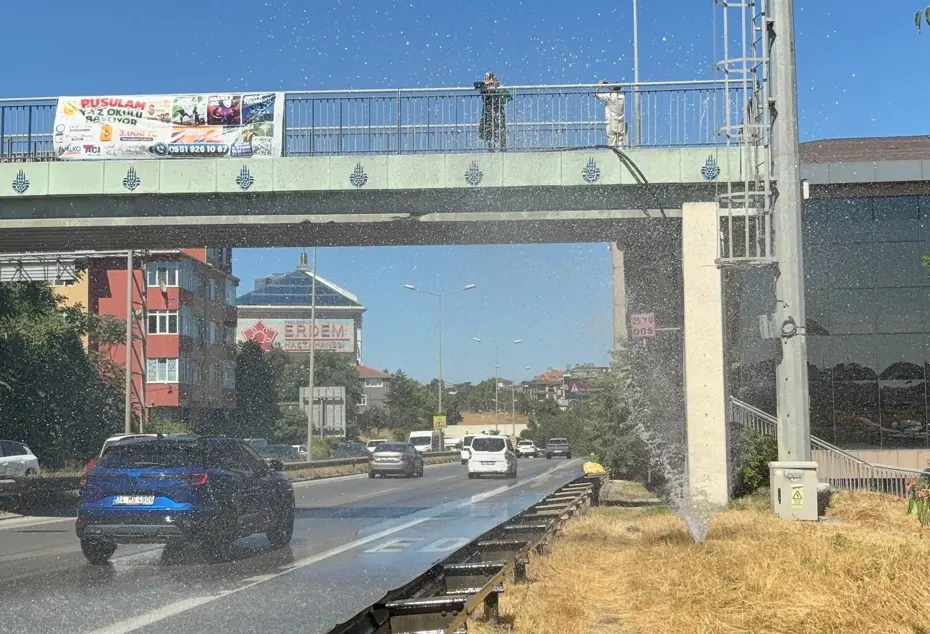 İstanbul'da sürücülerin su şaşkınlığı: Otoyolda trafik aksadı