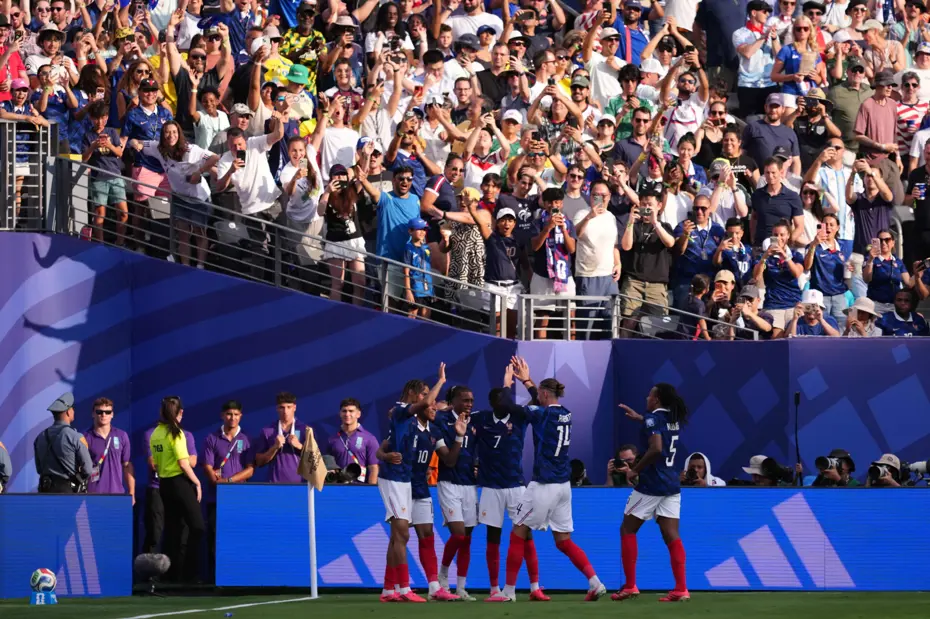 Fransa, İsveç'i 3 golle geçti. Mbappe tarihe geçti