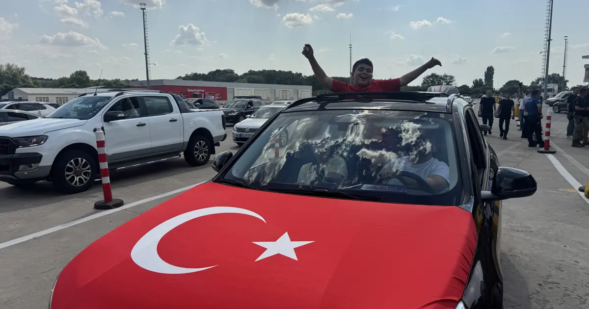 Kapıkule'de gurbetçi yoğunluğu: "Hep eksiğiz, buraya gelince tamamlanıyoruz"