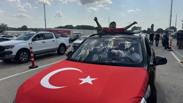 Kapıkule'de gurbetçi yoğunluğu: "Hep eksiğiz, buraya gelince tamamlanıyoruz"