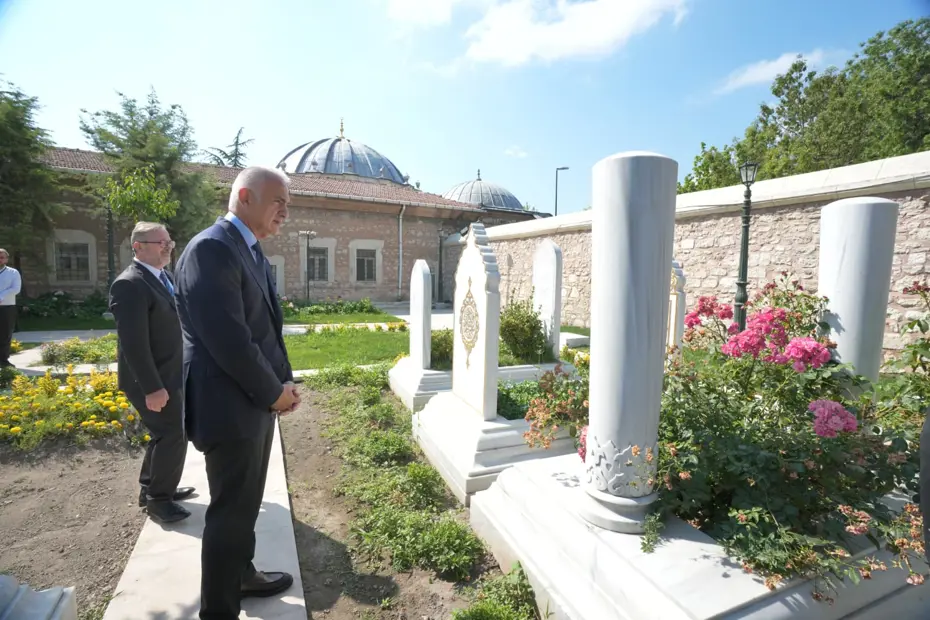 Bakan Ersoy'dan Fatih Külliyesi Haziresi'ne ziyaret. "Bıraktıkları mirastan ilham almaya devam edeceğiz"