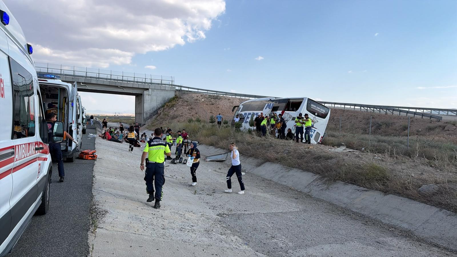 Aksaray'da yolcu otobüsü yoldan çıktı. 44 yaralı
