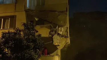 Küçükçekmece'de balkonu çöken bina boşaltıldı