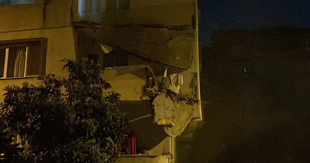 Küçükçekmece'de balkonu çöken bina boşaltıldı