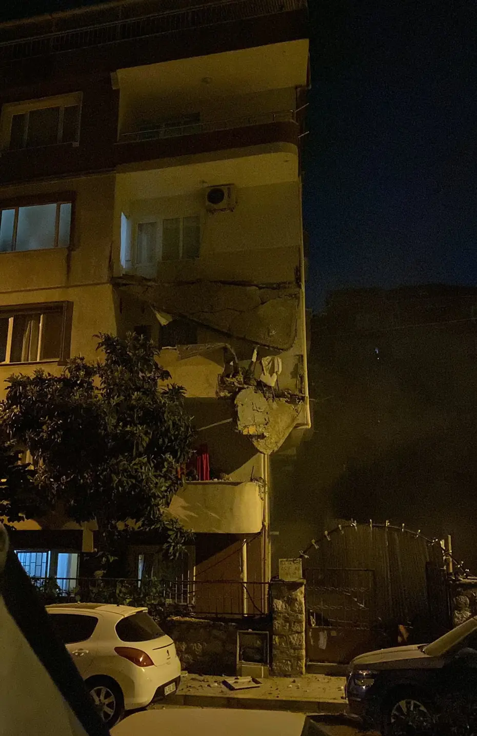 Küçükçekmece'de balkonu çöken bina boşaltıldı