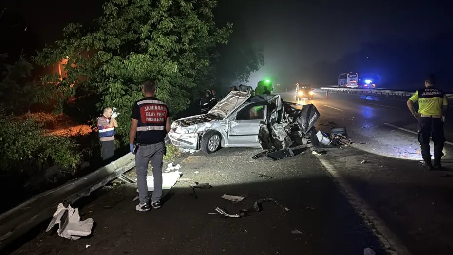 TIR otoyolda arızalanan otomobile çarptı. 1 çocuk öldü, 3 kişi yaralandı