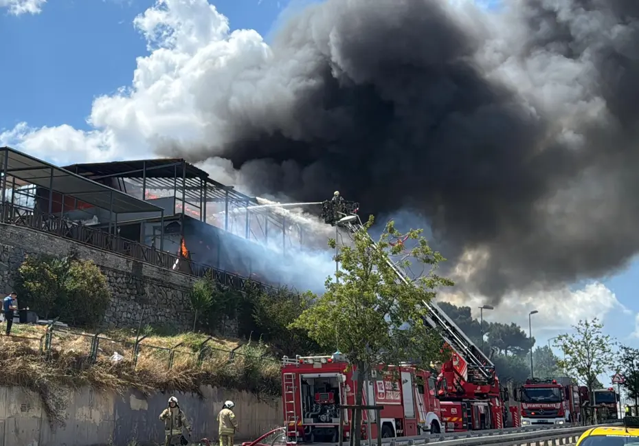 Maltepe'de iki katlı restoranda yangın