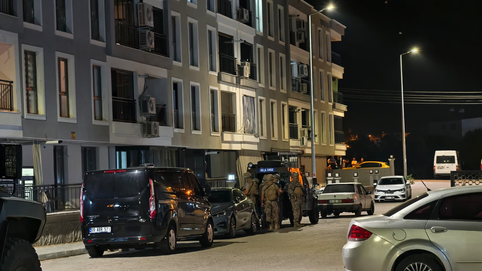 Penceresinden rastgele ateş açtı, mahalleli neye uğradığını şaşırdı