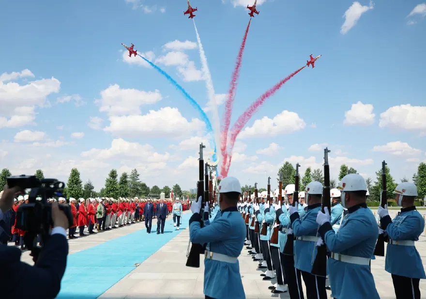 10 saniyede aynı anda geçiş. Türk Yıldızları'nın kokpitinde neler yaşandı? İşte selamlama uçuşunun görüntüleri 
