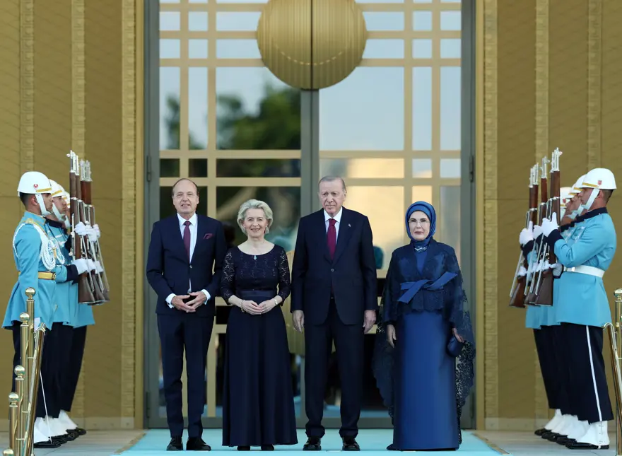 NATO Zirvesi'nden dikkat çeken anlar. Zirveye Erdoğan ve Trump görüntüleri damga vurdu 5 NATO Zirvesi'nden dikkat çeken anlar. Zirveye Erdoğan ve Trump görüntüleri damga vurdu 5