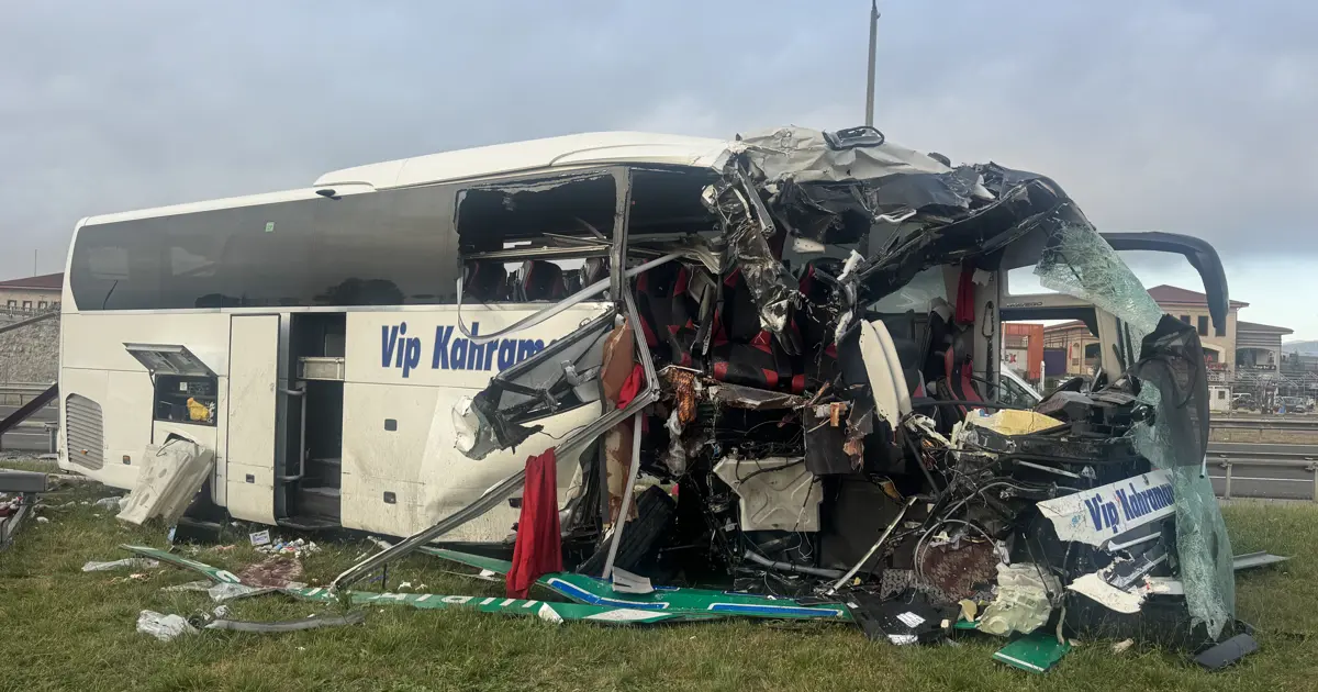 Otobüs direğe çarptı. 5'i ağır 15 yaralı