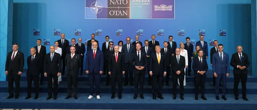 NATO Zirvesi'ne damga vurdu, bir tek o spor ayakkabı giydi 1