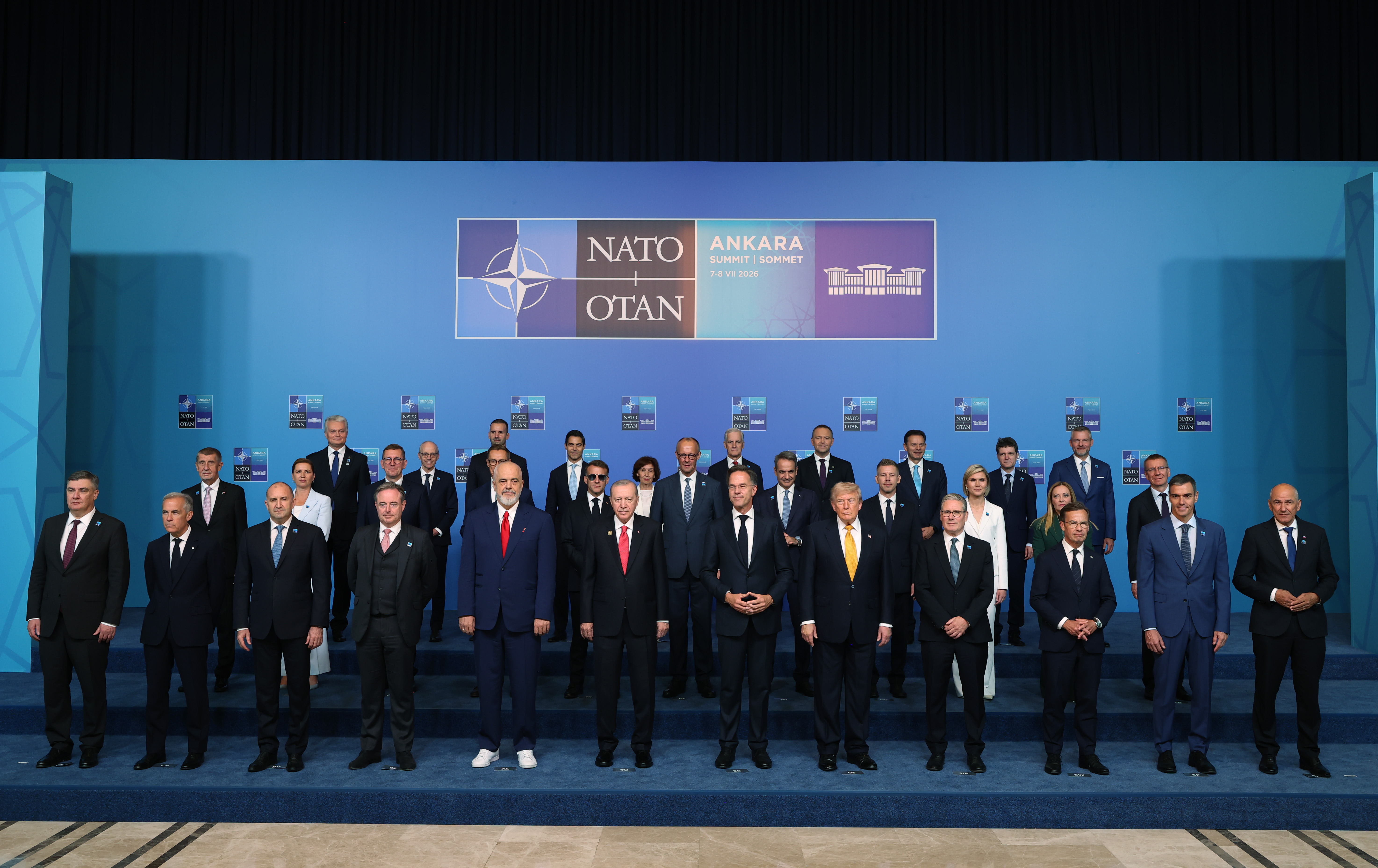 NATO Zirvesi'ne damga vurdu, bir tek o spor ayakkabı giydi haber görseli