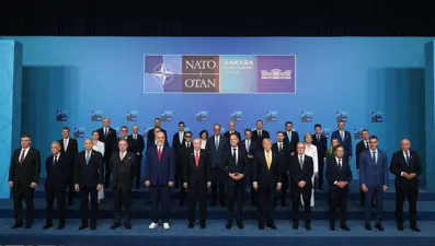 NATO Zirvesi'ne damga vurdu, bir tek o spor ayakkabı giydi
