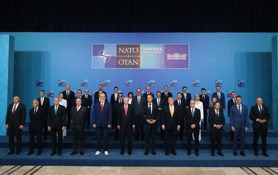 NATO Zirvesi'ne damga vurdu, bir tek o spor ayakkabı giydi