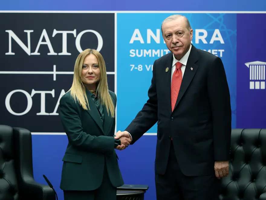 NATO Zirvesi'nden dikkat çeken anlar. Zirveye Erdoğan ve Trump görüntüleri damga vurdu 3 NATO Zirvesi'nden dikkat çeken anlar. Zirveye Erdoğan ve Trump görüntüleri damga vurdu 3