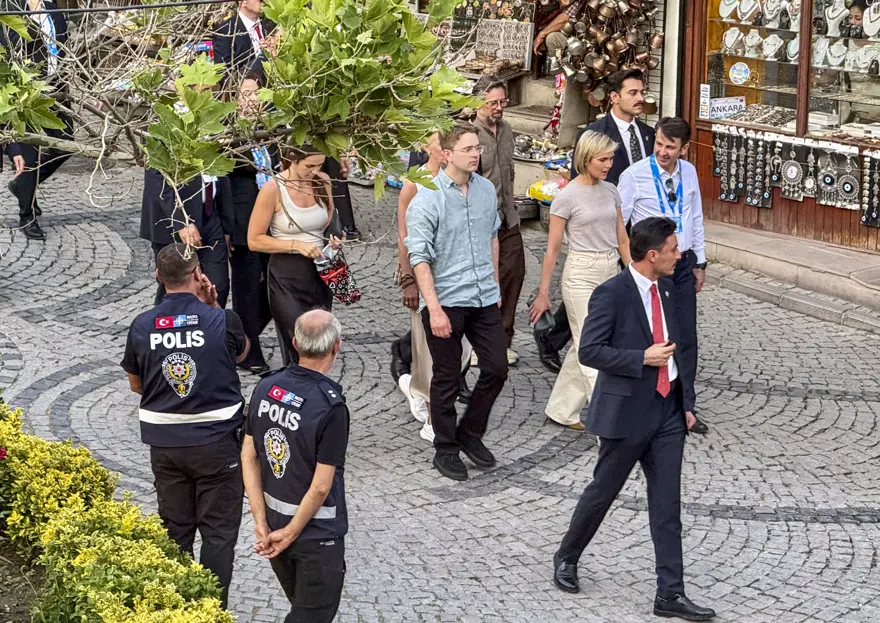 İzlanda Başbakanı Frostadottir, Ankara Kalesi'ni gezdi
 1