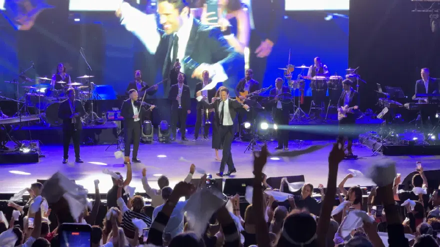 İstanbul'da Konstantinos Argiros rüzgarı. Sıla ile düeti geceye damga vurdu 2