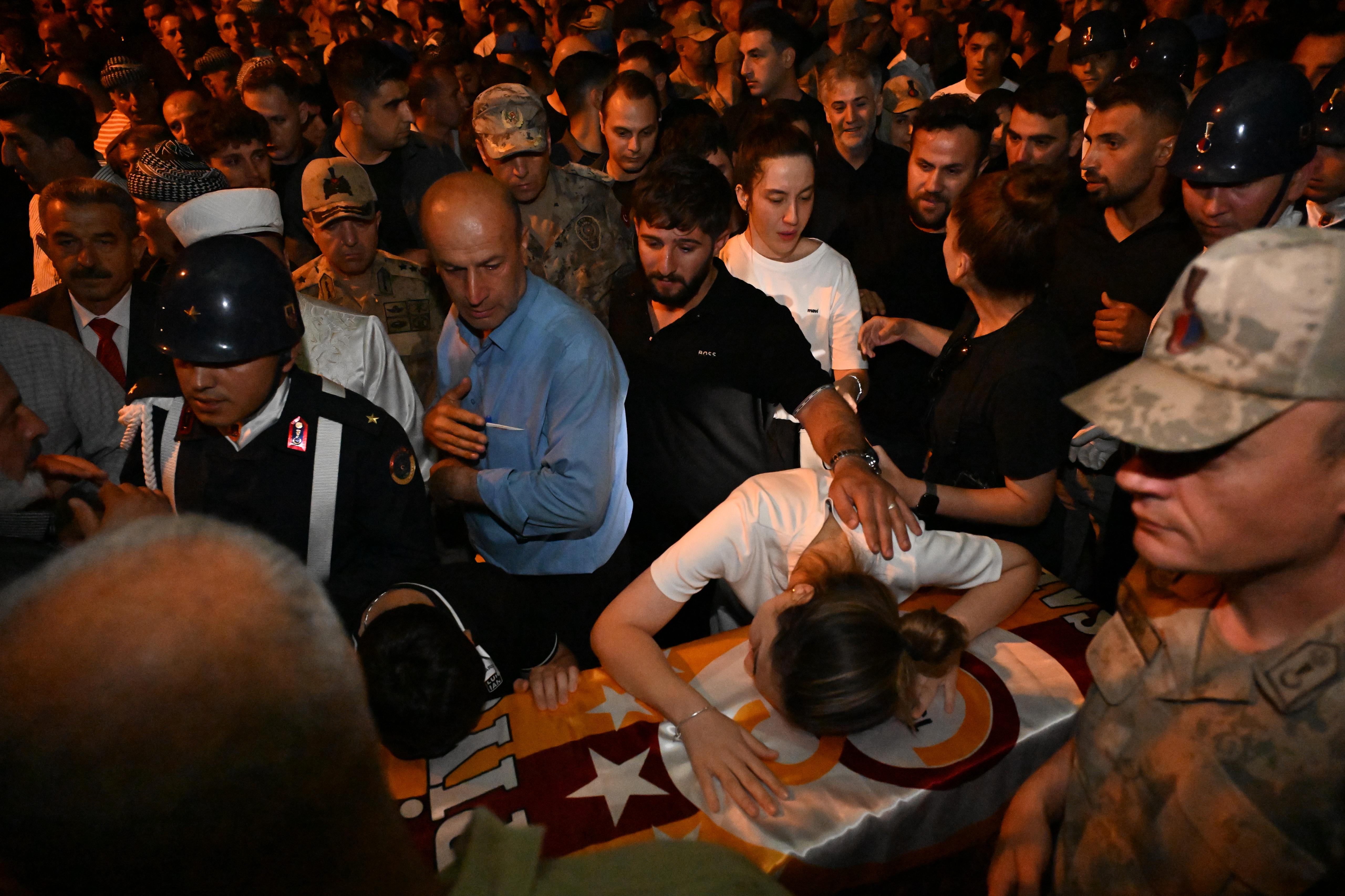 Halı sahada kalp krizi geçiren uzman çavuşa acı veda
