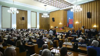 CHP'de saflar netleşiyor. İstifa haberinden sonra ilk "Kalıyorum" mesajı geldi