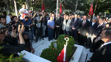 15 Temmuz kahramanı şehit Ömer Halisdemir'in kabrinde tören düzenlendi