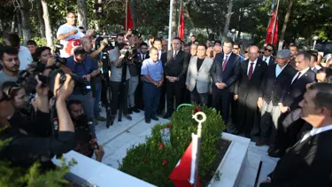 15 Temmuz kahramanı şehit Ömer Halisdemir'in kabrinde tören düzenlendi