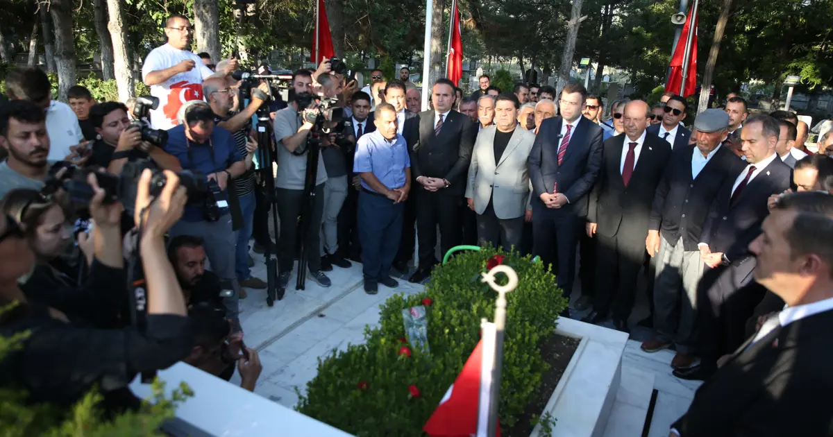 15 Temmuz kahramanı şehit Ömer Halisdemir'in kabrinde tören düzenlendi