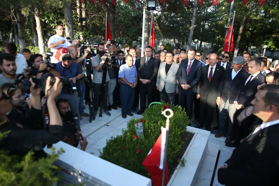 15 Temmuz kahramanı şehit Ömer Halisdemir’in kabrinde tören düzenlendi