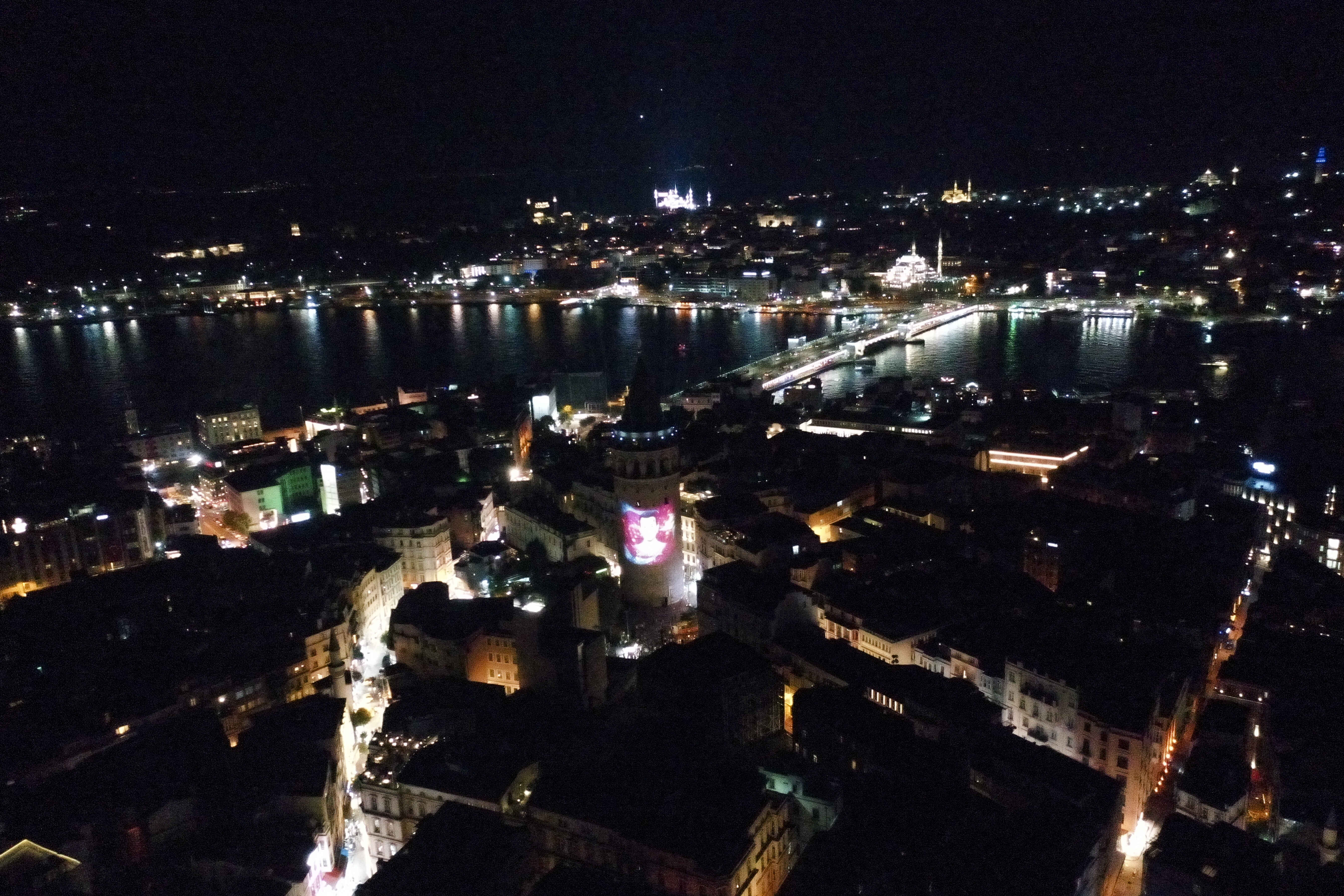 İstanbul'un simge yapılarından Galata Kulesi ve Kız Kulesi'nde 15 Temmuz'a özel mapping gösterisi