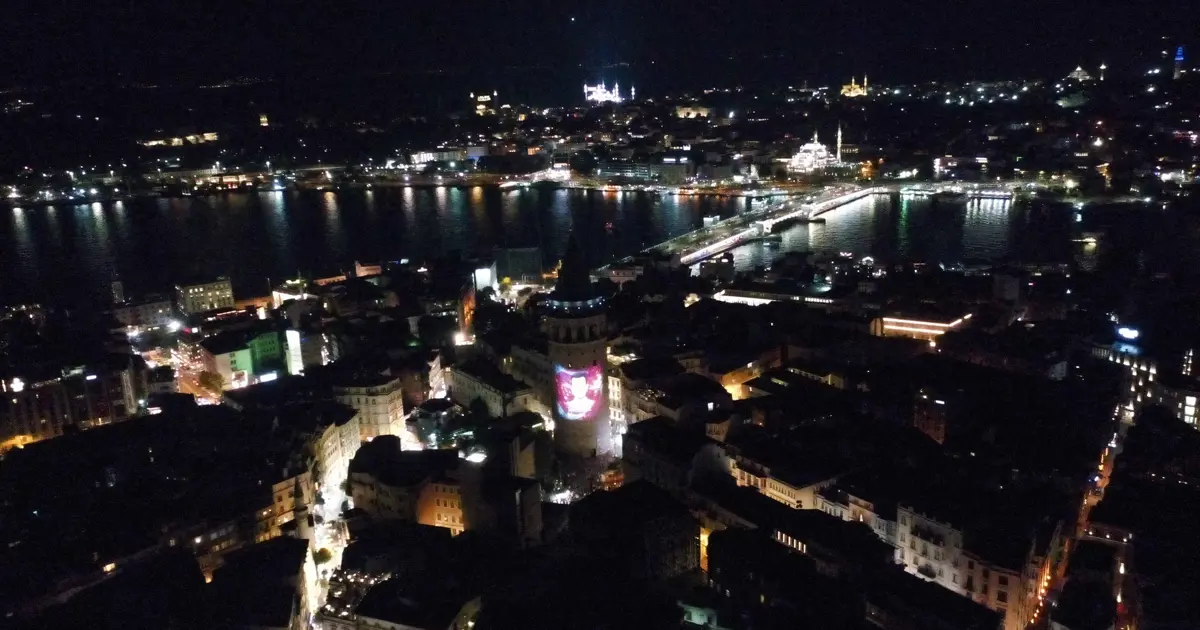 İstanbul'un simge yapılarından Galata Kulesi ve Kız Kulesi'nde 15 Temmuz'a özel mapping gösterisi