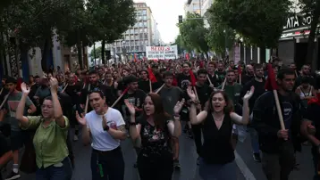 Yunanistan'da polisin ateş ederek öldürdüğü otizmli genç için binlerce kişi eylem yaptı