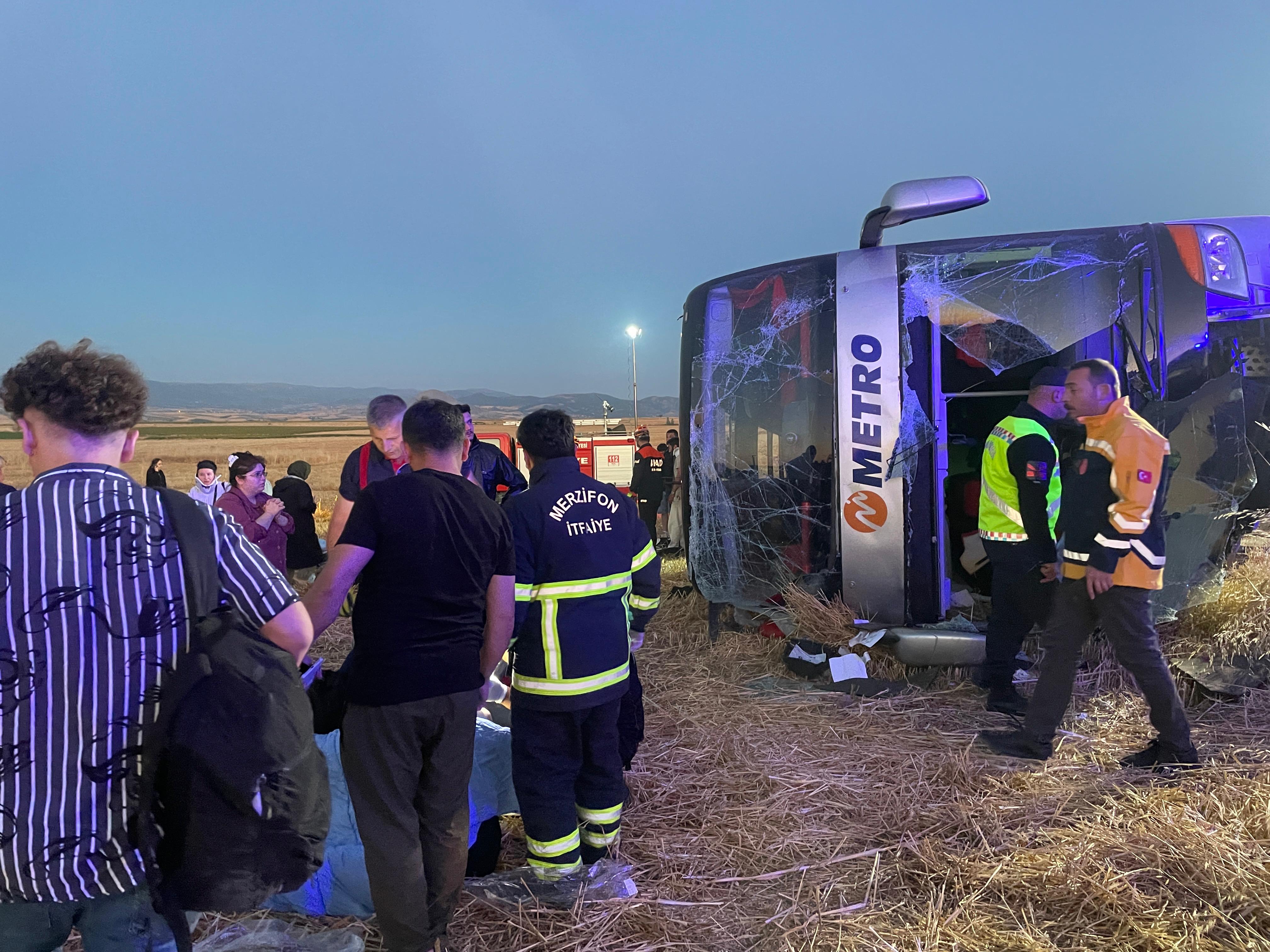 Amasya'da çift katlı yolcu otobüsü devrildi, 46 kişi yaralandı
