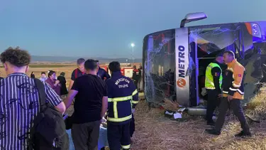 Çift katlı otobüs devrildi, 46 kişi yaralandı