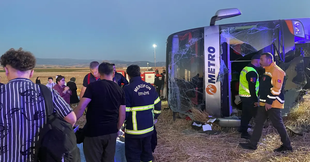 Devrilen otobüsteki 46 kişi yaralandı