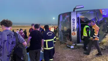 Çift katlı otobüs devrildi, 46 kişi yaralandı