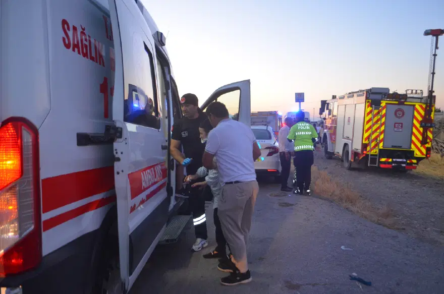 Amasya'da çift katlı yolcu otobüsü devrildi: Çok sayıda yaralı var 3