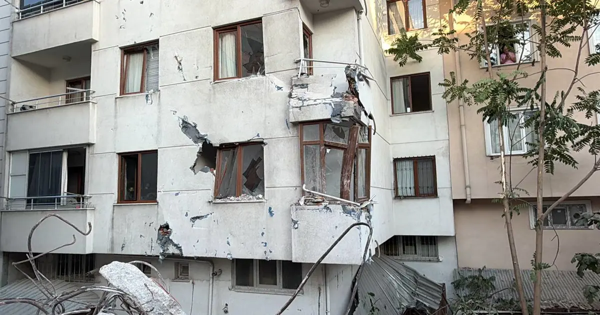 Küçükçekmece’de yıkım paniği. Binanın bir bölümü yan apartmana devrildi