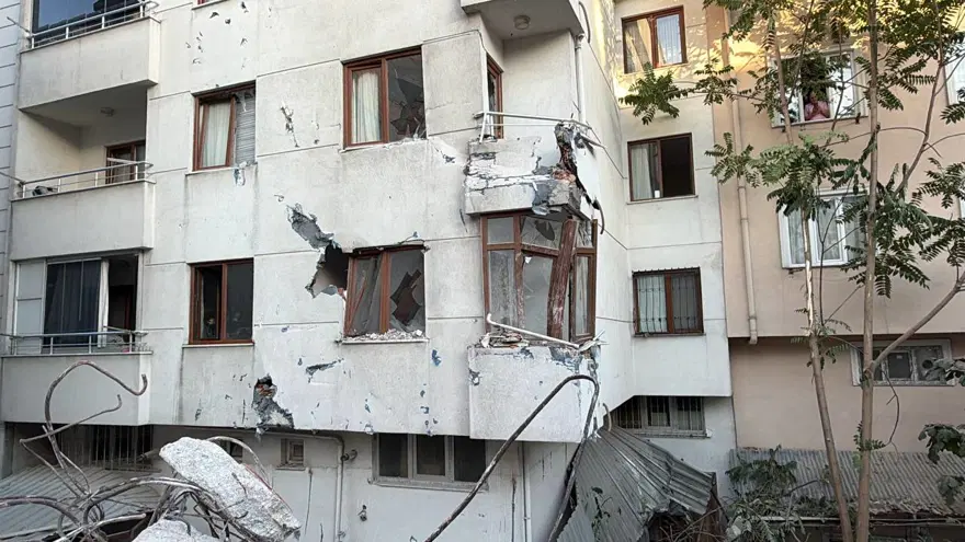 Küçükçekmece’de yıkım paniği. Binanın bir bölümü yan apartmana devrildi 