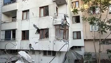 Küçükçekmece’de yıkım paniği. Binanın bir bölümü yan apartmana devrildi