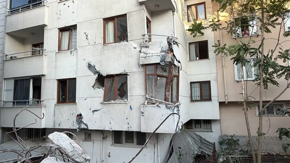 Küçükçekmece’de yıkım paniği. Binanın bir bölümü yan apartmana devrildi