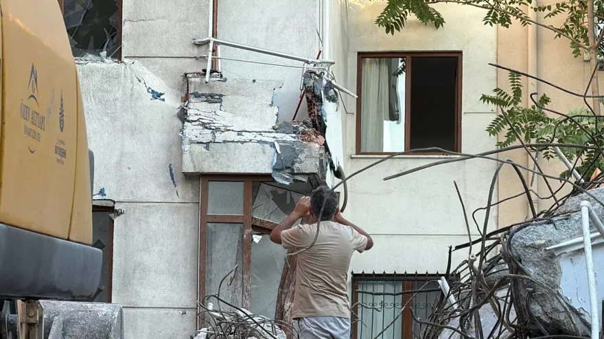 Küçükçekmece’de yıkım paniği. Binanın bir bölümü yan apartmana devrildi 1
