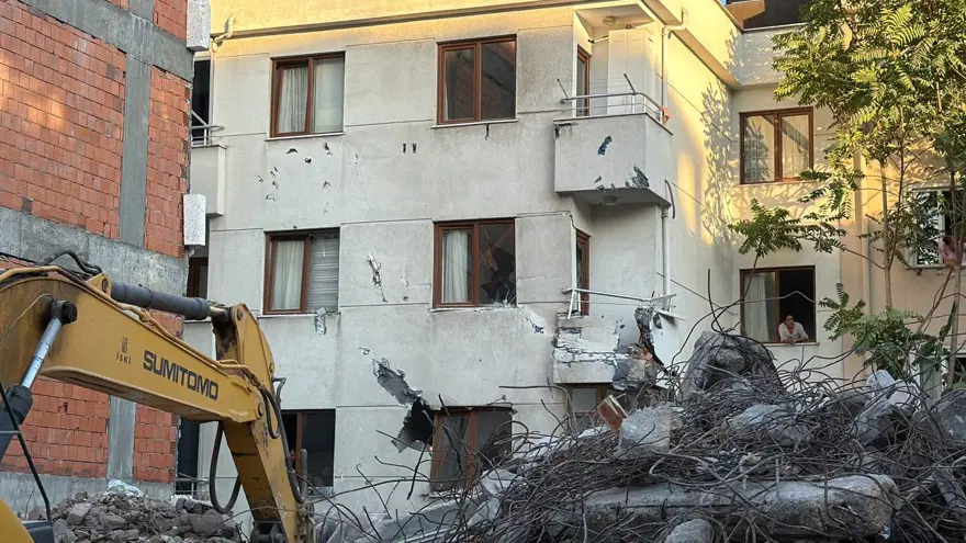 Küçükçekmece’de yıkım paniği. Binanın bir bölümü yan apartmana devrildi 2
