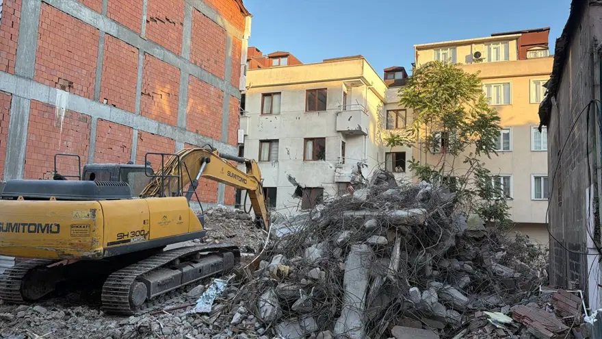 Küçükçekmece’de yıkım paniği. Binanın bir bölümü yan apartmana devrildi 3